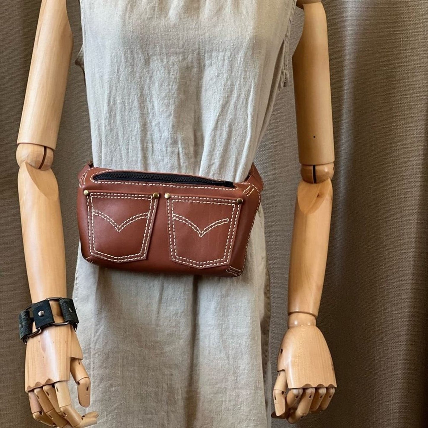 Back Pocket Chic: Handmade Leather Fanny Pack - Stylish Cinnamon Waist Bag - Trendy and Functional - Perfect for Everyday Use