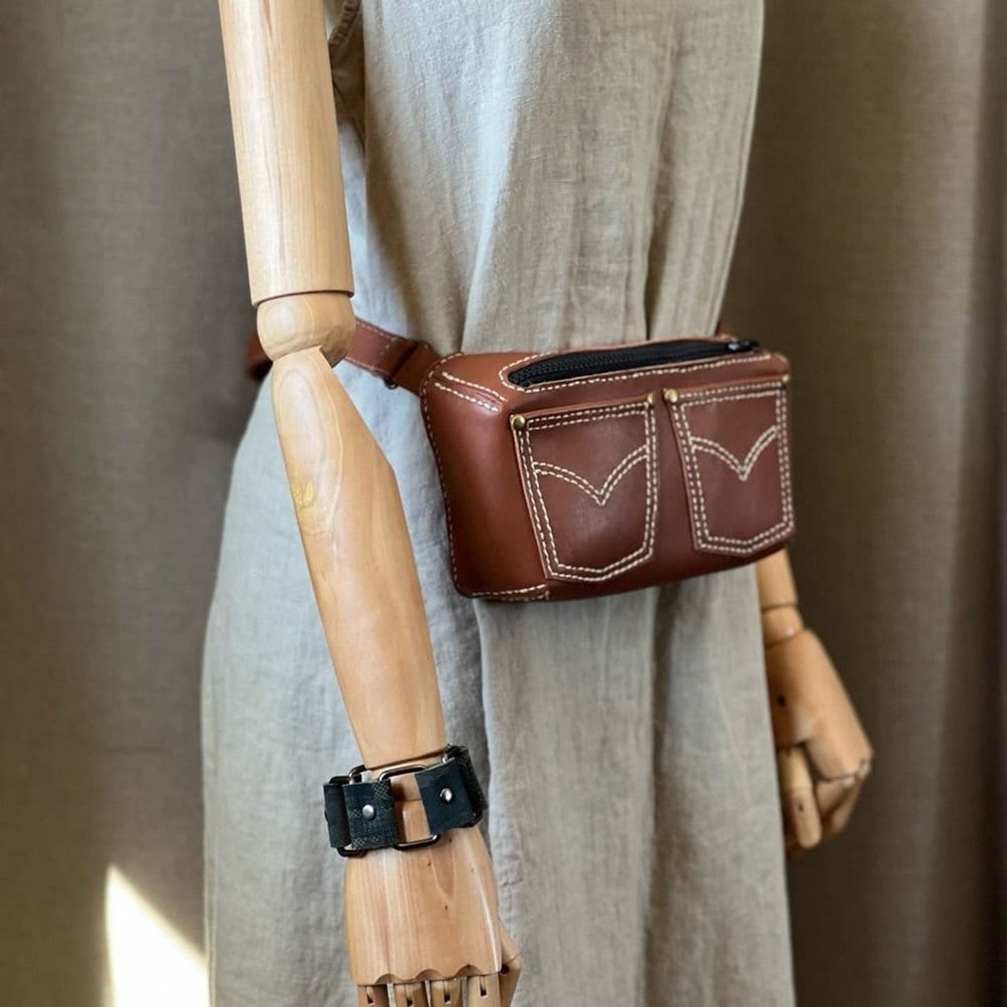 Back Pocket Chic: Handmade Leather Fanny Pack - Stylish Cinnamon Waist Bag - Trendy and Functional - Perfect for Everyday Use