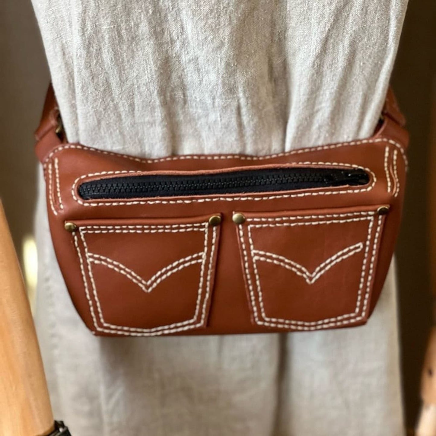 Back Pocket Chic: Handmade Leather Fanny Pack - Stylish Cinnamon Waist Bag - Trendy and Functional - Perfect for Everyday Use