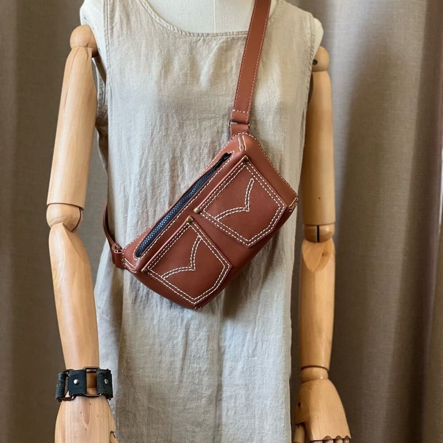 Back Pocket Chic: Handmade Leather Fanny Pack - Stylish Cinnamon Waist Bag - Trendy and Functional - Perfect for Everyday Use